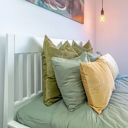 Tropicalidays Montana Apartment